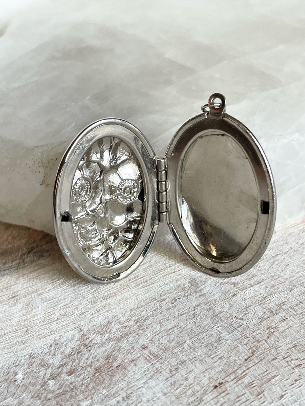 Vintage Oval Poppy Floral Etched Silver Tone Embossed Locket Pendant - Picture 3 of 4